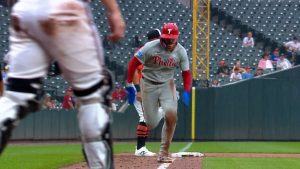 Brayan de la Cruz remolca dos y sella remontada de los Filis ante Minnesota