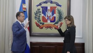 Raquel Peña juramenta a Víctor -Ito- Bisonó como nuevo canciller