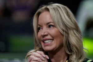 Cinco hermanos Buss mantienen su intención de vender sus acciones minoritarias de los Lakers pese a la oposición de Jeanie