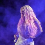 Karol G dona un millón de dólares para los afectados por el terremoto en Colombia