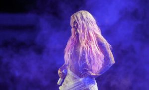 Karol G dona un millón de dólares para los afectados por el terremoto en Colombia