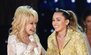Miley Cyrus despide a Dolly Parton entre rumores de una posible herencia