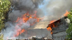 Incendio reduce a cenizas varias viviendas y afecta negocio de bebidas en Dajabón