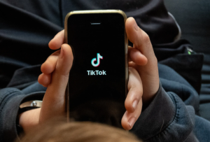 Brasil multa a TikTok por fallas en protección de menores