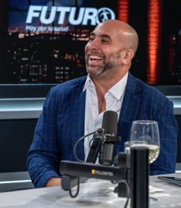 Irving Alberti estrena “La Fábrica Podcast” con un formato de humor y entrevistas