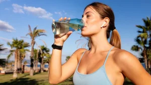 Más allá del agua: cuatro bebidas que favorecen la hidratación