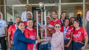 Carolina Mejía entrega trofeo a campeón de los Juegos Deportivos ADN 2026