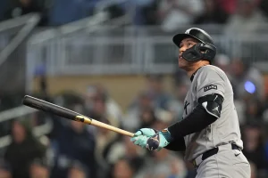 Yankees aseguran postemporada; Machado, Tatis y Judge la sacaron. Padre con 8 corridos.