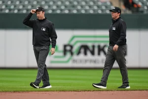 Hermanos gemelos Austin y Tyler Jones arbitran juntos por primera vez en Grandes Ligas