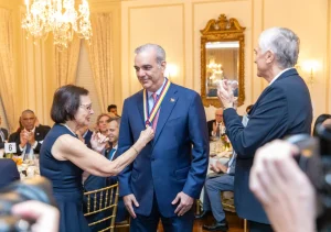 Abinader recibe Insignia de Oro de Americas Society por liderazgo y gestión en RD