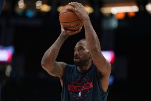 Kawhi Leonard acuerda extensión de hasta 115 millones de dólares con los Raptors