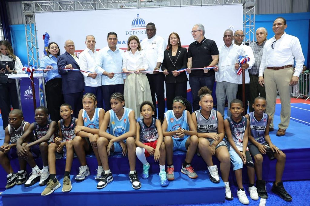 raquel-pena-y-kelvin-cruz-entregan-remozado-multiuso-del-club-los-gladiadores-en-guachupita