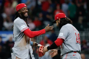 mlb:-elly-de-la-cruz-dio-el-hr-30.-cerveceros-llegaron-a-100-triunfos