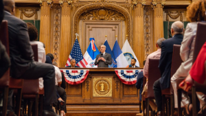 Abinader anuncia 300 becas para jóvenes dominicanos residentes en Nueva York