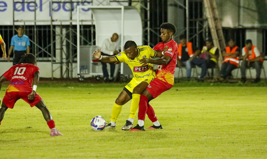 atletico-vega-real-derrota-1-0-a-moca-fc-con-penal-de-juan-david-diaz