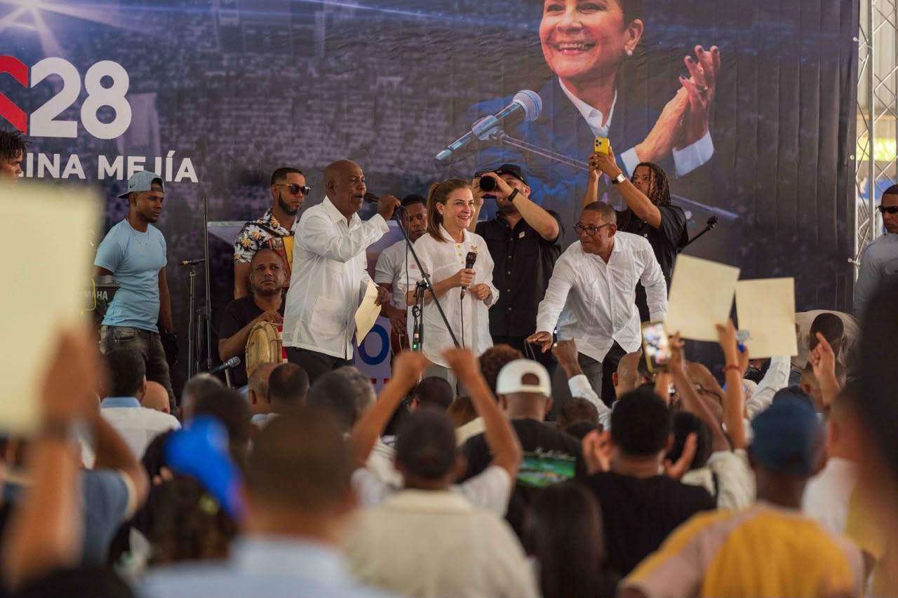 Carolina Mejía juramenta equipos en Bahoruco y llama a trabajar de cara a 2028