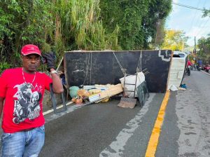 camion-repleto-de-ropa-se-vuelca-en-jarabacoa;-no-se-reportan-heridos