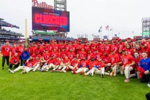 filis-vencen-a-rays-y-celebran-dramatica-clasificacion-a-los-playoffs