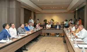 Gobierno y transportistas abordan impacto de las alzas en los combustibles