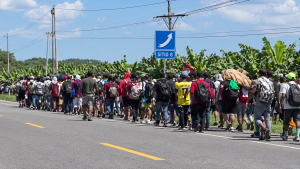 Más de 600 migrantes retoman desde México su camino hacia la frontera con Estados Unidos