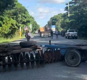 Dueños de maquinarias agrícolas de San Juan bloquean vías en reclamo del pago de RD$500 millones