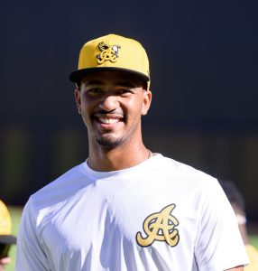 1-de-204-yeison-morrobel-cumple-el-sueno-de-vestir-la-camiseta-de-las-aguilas-cibaenas