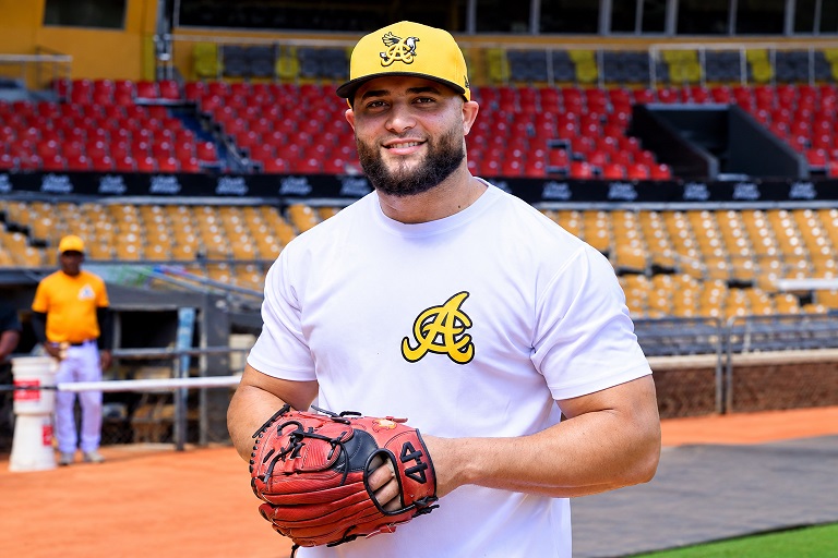 junior-fernandez-se-reporta-a-las-aguilas-cibaenas-para-su-sexta-temporada: