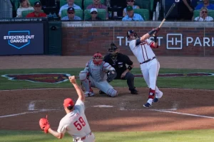 austin-riley-decide-con-jonron-de-tres-carreras-y-bravos-remontan-ante-filis-en-el-juego-de-comodines