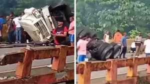 camion-vuelca-en-la-autopista-duarte-y-deja-dos-personas-heridas