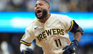 chourio-deja-en-el-terreno-a-los-padres-y-milwaukee-toma-ventaja-2-0