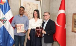 embajada-de-turkiye-dona-replica-del-mapamundi-de-piri-reis-al-faro-a-colon