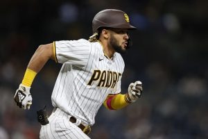 Padres sobreviven con King como héroe y obligan al Juego 4
