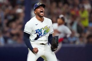 freddy-peralta-domina-y-los-rays-igualan-la-serie-ante-cleveland