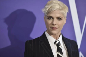 selma-blair-habria-intentado-abrir-la-puerta-de-un-avion-y-agredir-a-auxiliares-de-vuelo
