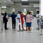 Huelga médica deja a pacientes sin consultas en hospitales públicos de Santiago