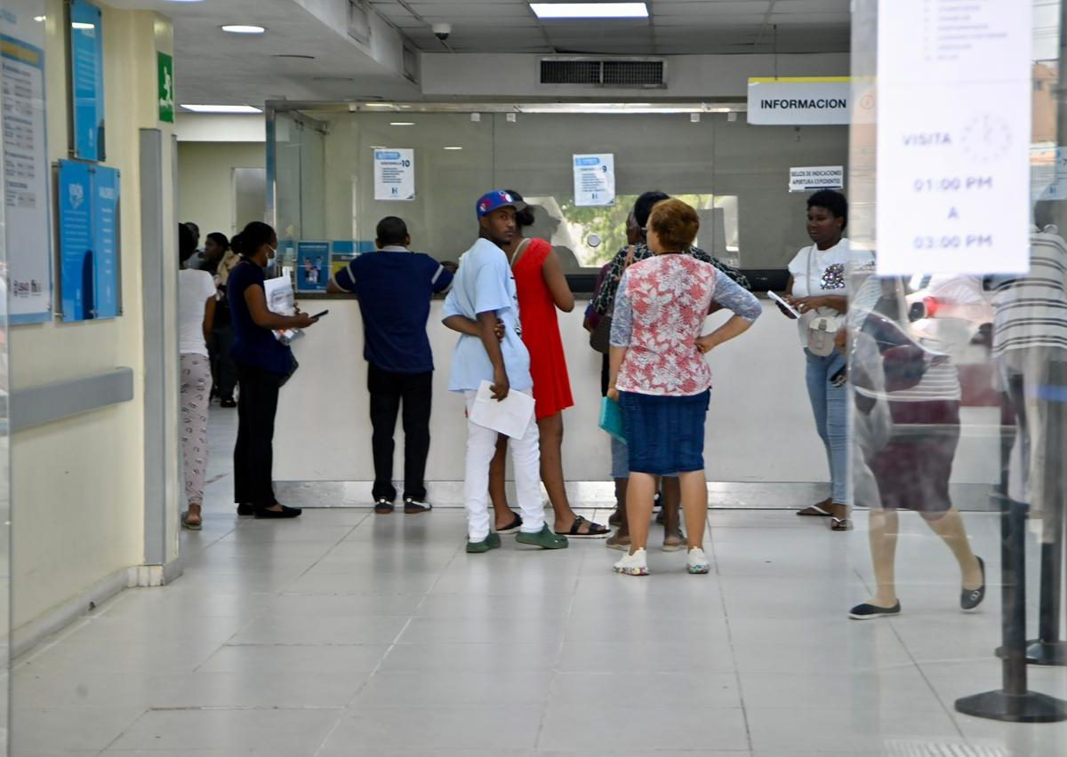 Huelga médica deja a pacientes sin consultas en hospitales públicos de Santiago