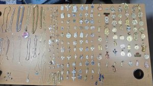 Roban prendas de oro y plata valoradas en RD$1.4 millones en joyería de Santiago