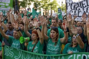 Miles de profesores se movilizan en Madrid para exigir mejoras laborales