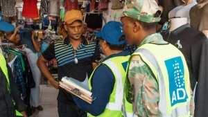 Alcaldía advierte a vendedores que ocupan espacios peatonales en Cristo Rey