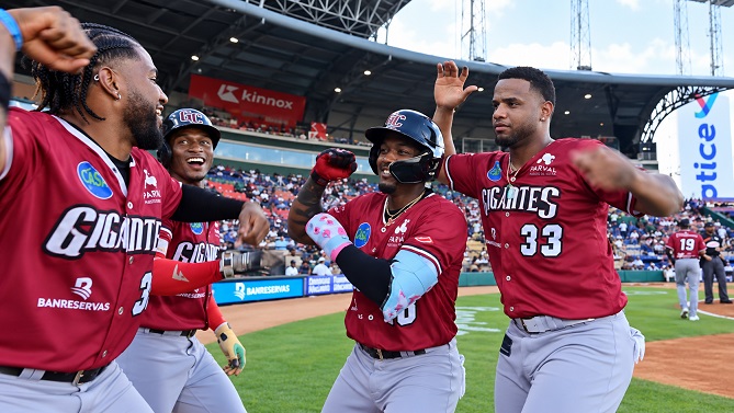 jefferson-rojas-pega-dos-jonrones-y-gigantes-aplastan-7-1-al-licey
