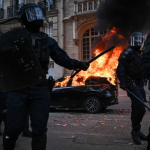Francia registra 100 arrestos durante jornada de protestas sociales