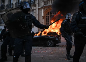 Francia registra 100 arrestos durante jornada de protestas sociales