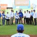 Embajadora de EE. UU. realiza lanzamiento de honor en partido entre Licey y Escogido