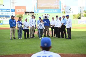 Embajadora de EE. UU. realiza lanzamiento de honor en partido entre Licey y Escogido