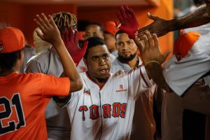 Toros sacan los bates para remontar ante las Águilas 