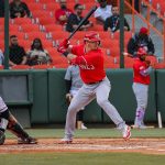 Leones hilvanan tercera victoria en fiesta de palos en el Micheli