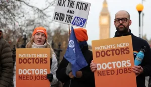 Médicos especialistas de Inglaterra convocan huelga de dos días en noviembre por mejoras salariales