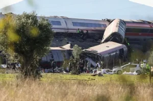 Tragedia ferroviaria en España: al menos 50 muertos tras choque de dos trenes de alta velocidad